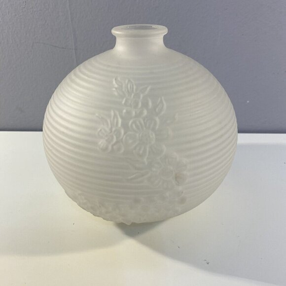Avon Vintage Bud Vase Frosted Glass 4"x4" - Picture 4 of 4